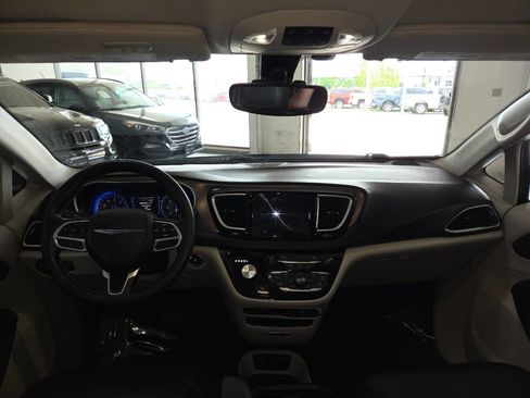 Used 2017 Chrysler Pacifica Touring-L w/ Tire & Wheel Group FWD image 21