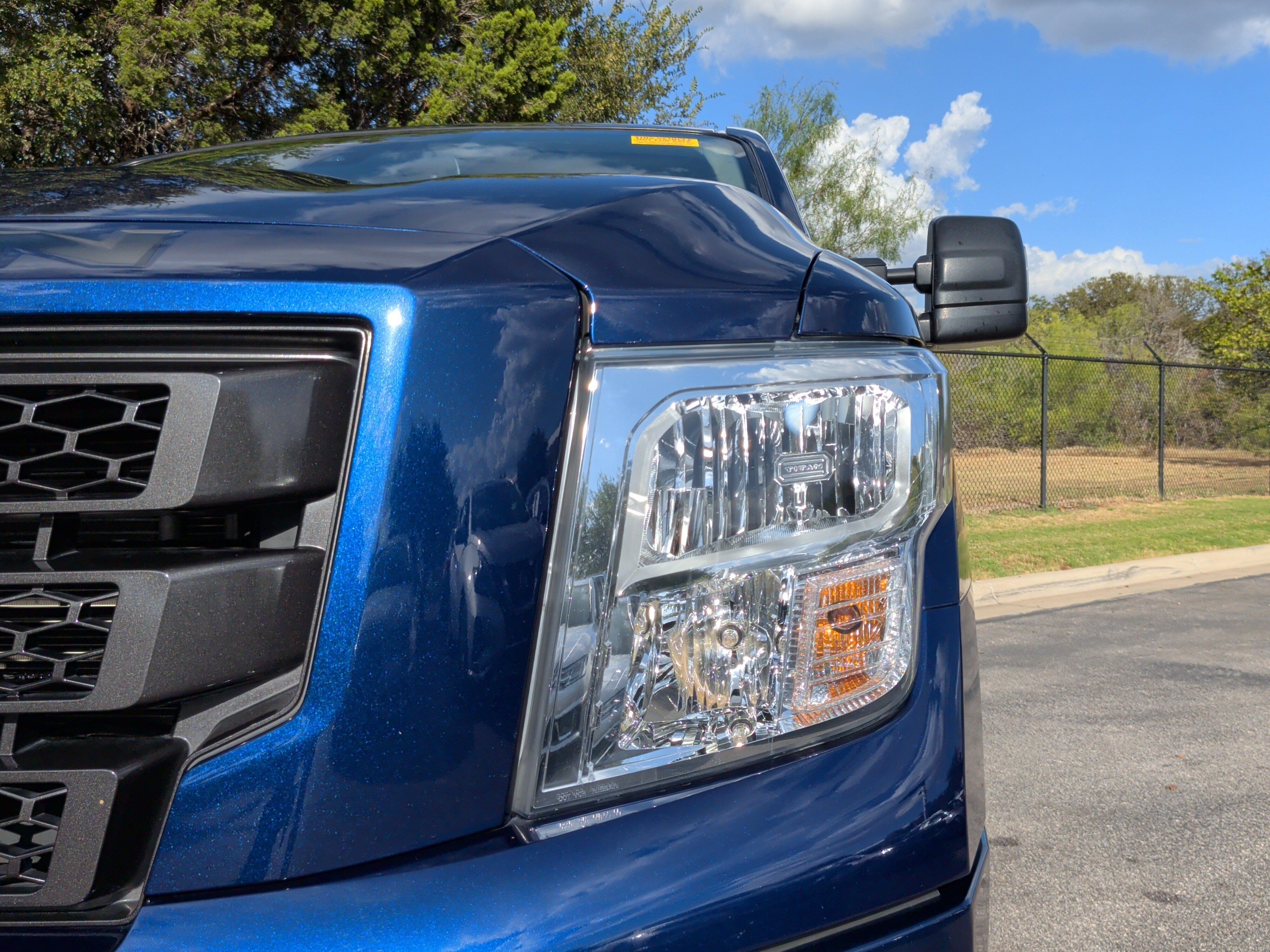 Used 2022 Nissan Titan SV w/ SV Convenience Package RWD image 3