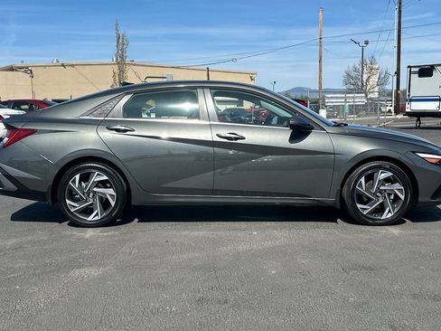 New 2026 Hyundai Elantra Limited FWD image 3