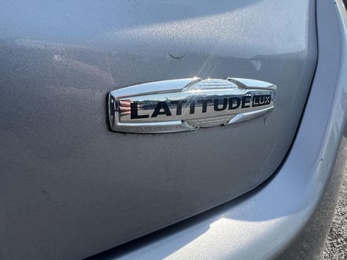 Used 2023 Jeep Compass Latitude AWD/4WD image 14