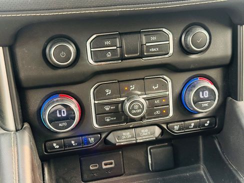 Used 2023 Chevrolet Suburban Premier AWD/4WD image 19