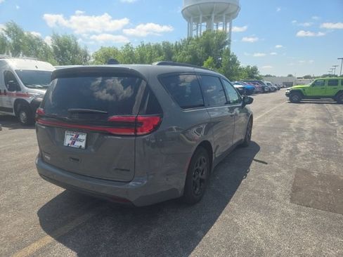 Used 2024 Chrysler Pacifica Limited FWD image 12