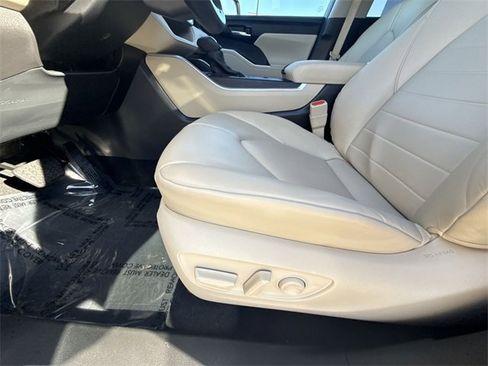 Used 2024 Toyota Highlander XLE image 12