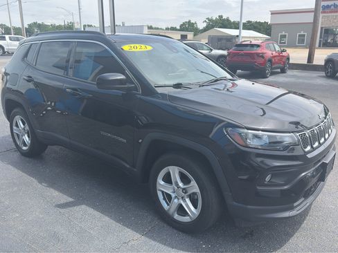 Used 2023 Jeep Compass Latitude w/ Sun and Sound Group AWD/4WD image 3