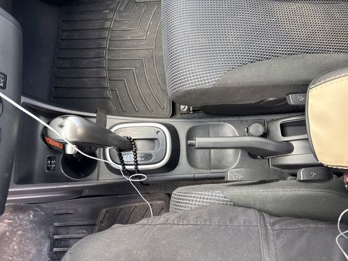 Used 2010 Nissan Versa Hatchback w/ Premium Pkg FWD image 13