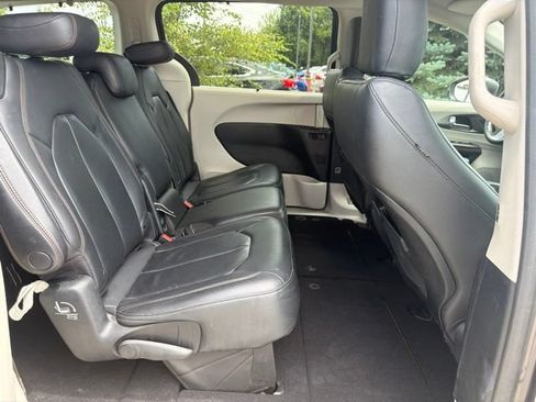 Used 2020 Chrysler Pacifica Touring-L FWD image 23