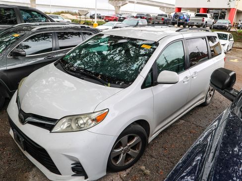 Used 2018 Toyota Sienna LE image 3