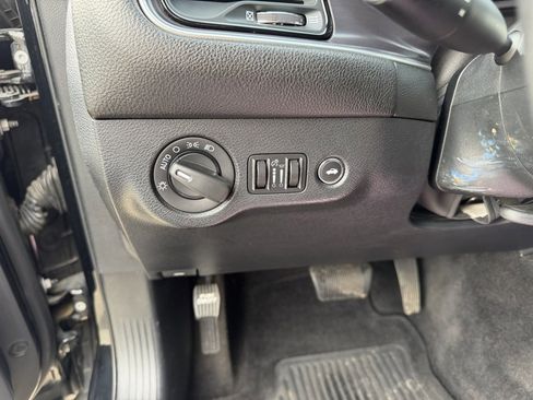 Used 2015 Dodge Challenger SXT image 16