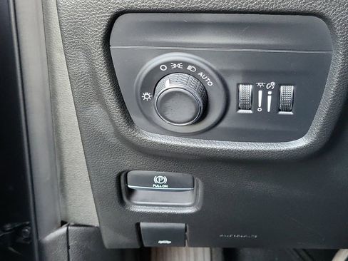 Used 2023 Jeep Grand Cherokee L Laredo image 14