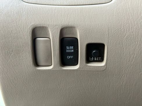 Used 2010 Toyota Sienna LE image 38