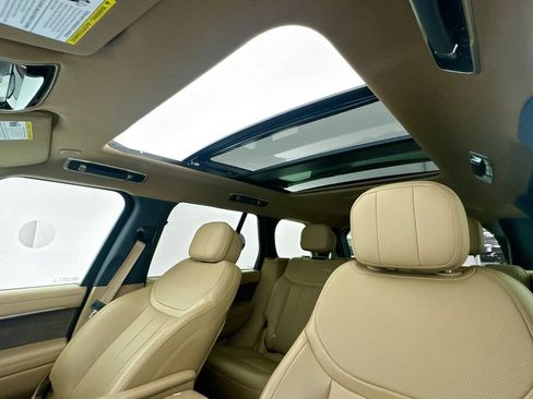 Certified 2025 Land Rover Range Rover SE AWD/4WD image 22