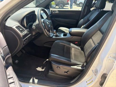 Used 2019 Jeep Grand Cherokee Altitude AWD/4WD image 10