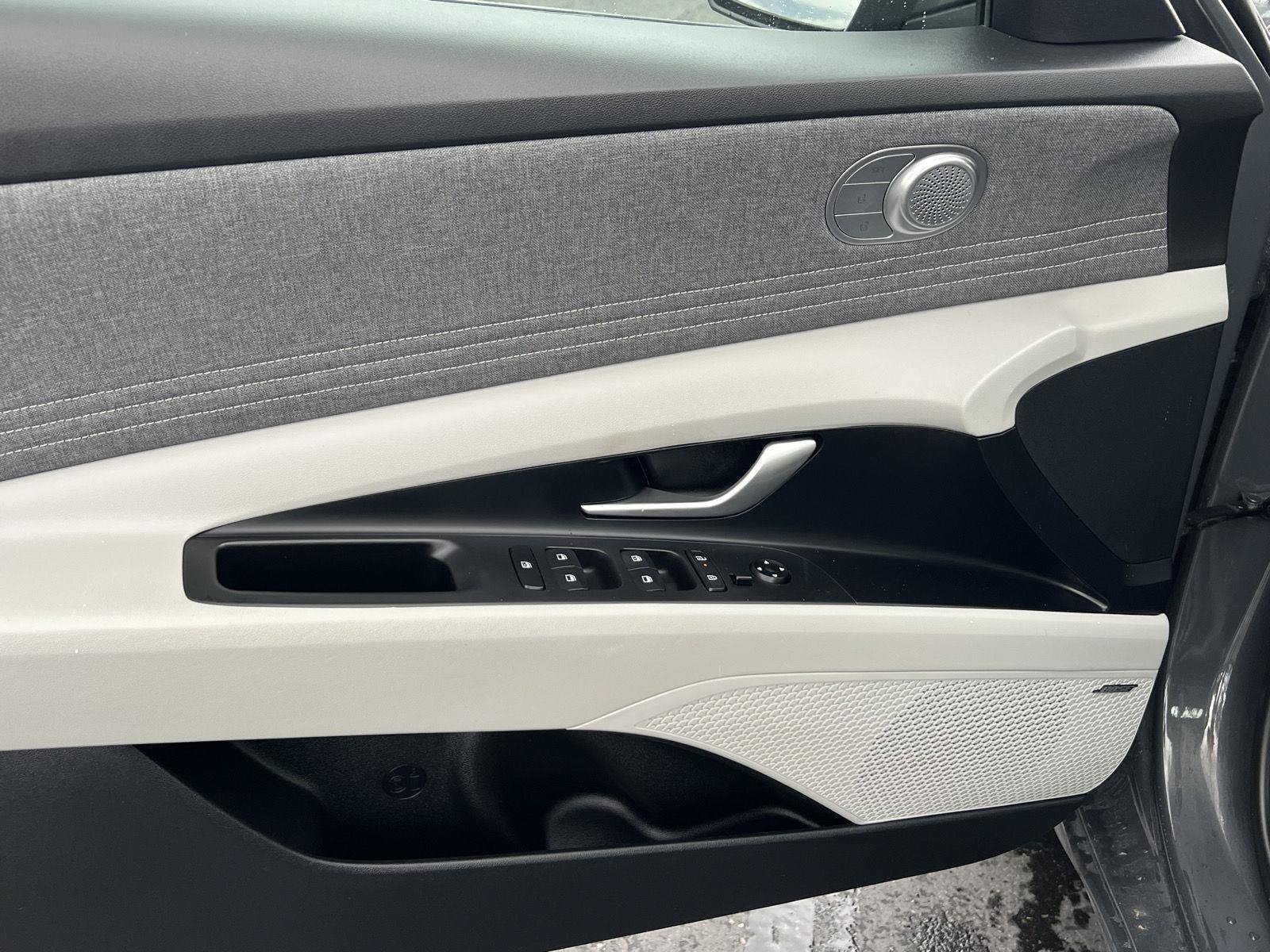 Certified 2024 Hyundai Elantra Limited FWD image 27