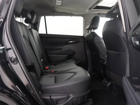 Used 2025 Toyota Highlander XLE image 12