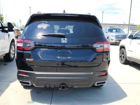 Used 2025 Honda Pilot Black Edition image 2