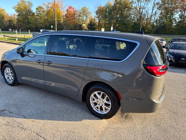 Used 2023 Chrysler Pacifica Touring-L FWD image 24
