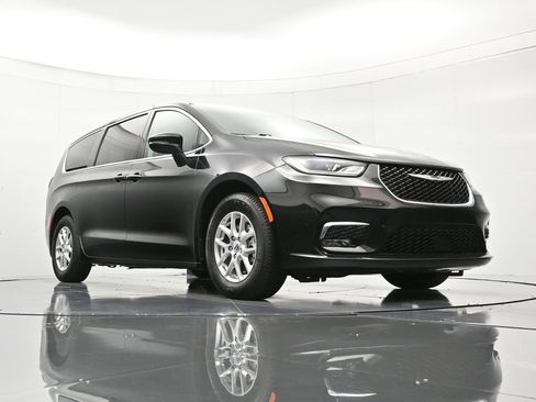 Certified 2023 Chrysler Pacifica Touring-L image 41