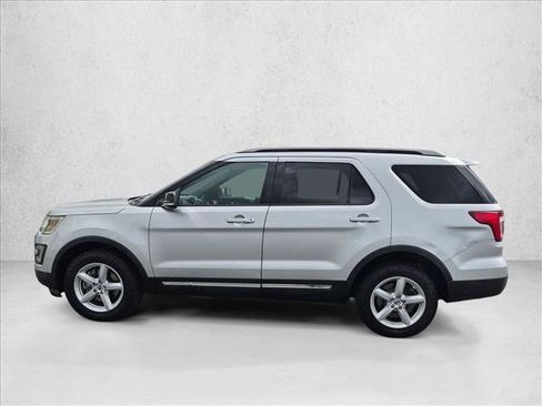 Used 2016 Ford Explorer XLT AWD/4WD image 9