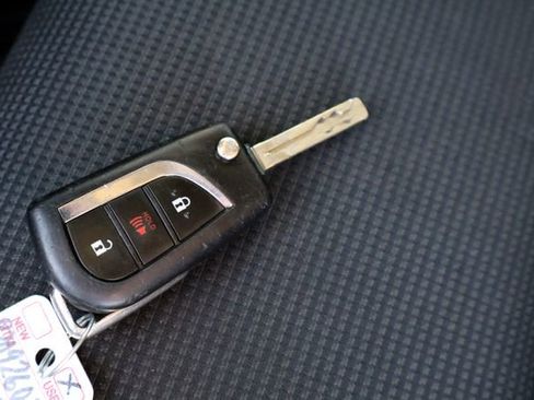 Used 2021 Toyota RAV4 LE image 33