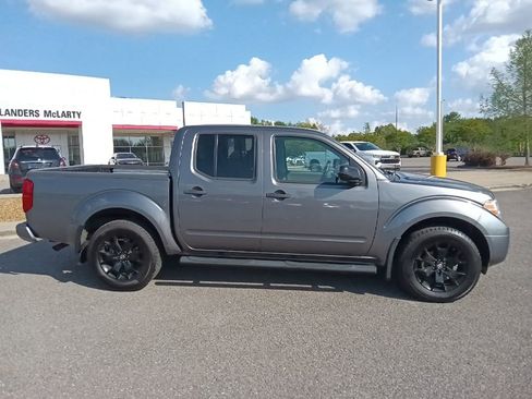 Used 2021 Nissan Frontier SV w/ Midnight Edition Floor Mats AWD/4WD image 2