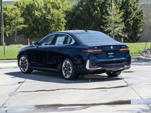 New 2026 BMW i5 eDrive40 w/ Executive Package image 3