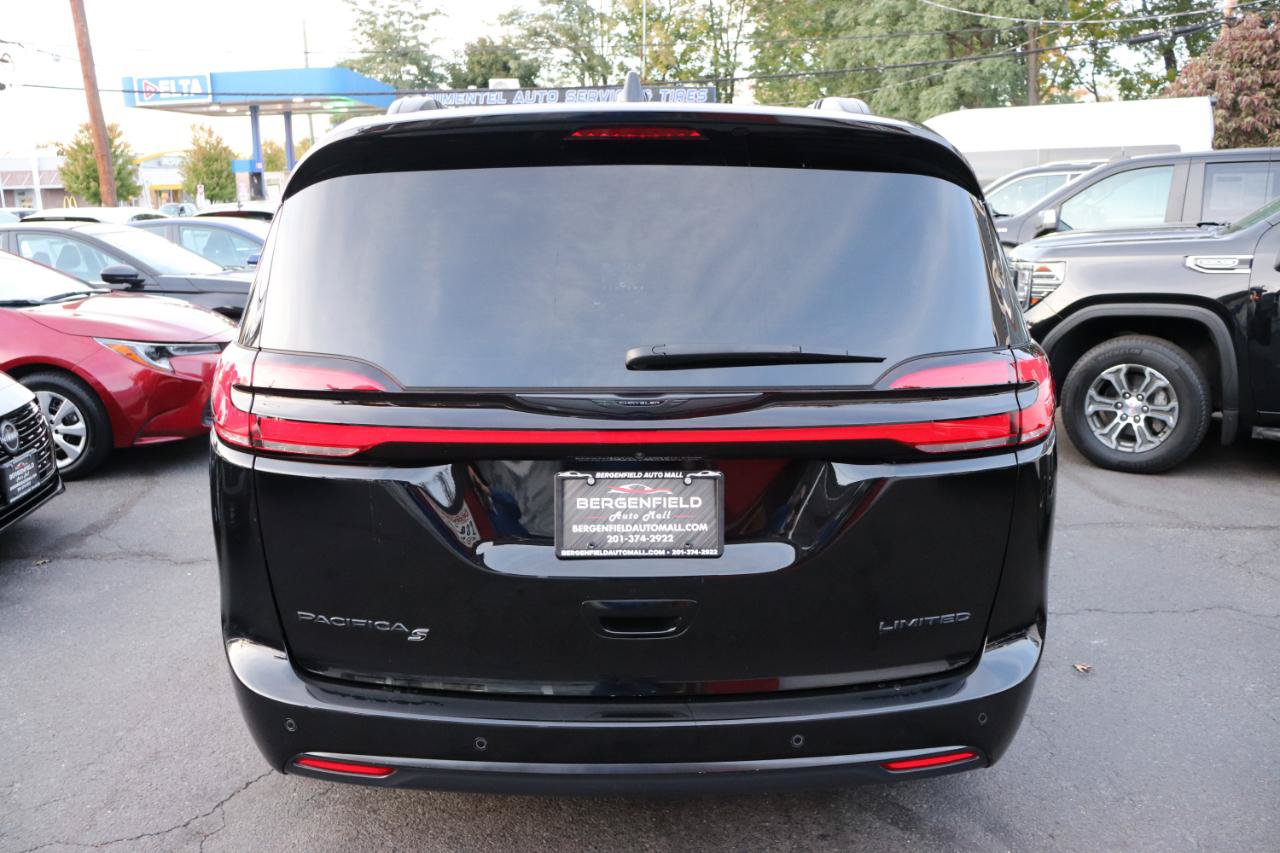Used 2025 Chrysler Pacifica Limited FWD image 4