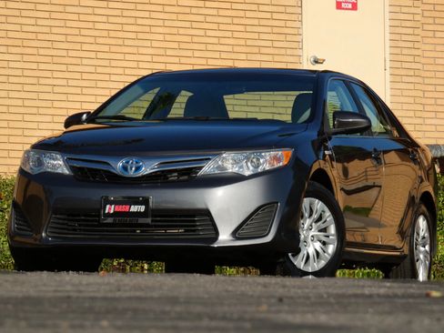 Used 2013 Toyota Camry LE image 2