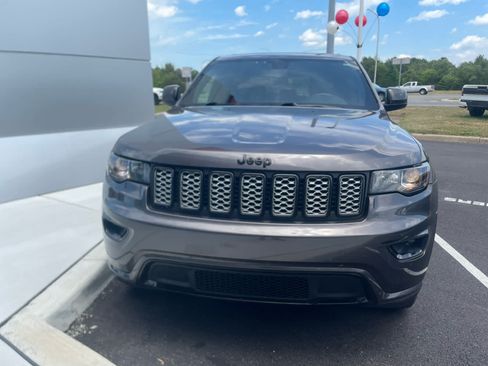 Used 2018 Jeep Grand Cherokee Altitude AWD/4WD image 2