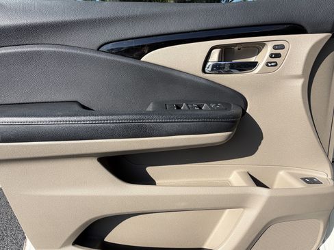 Used 2017 Honda Pilot Touring image 13