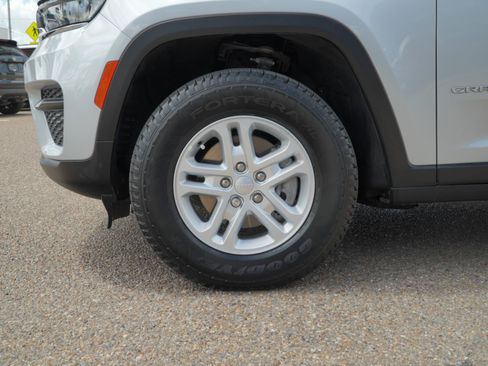 Used 2025 Jeep Grand Cherokee Laredo RWD image 12