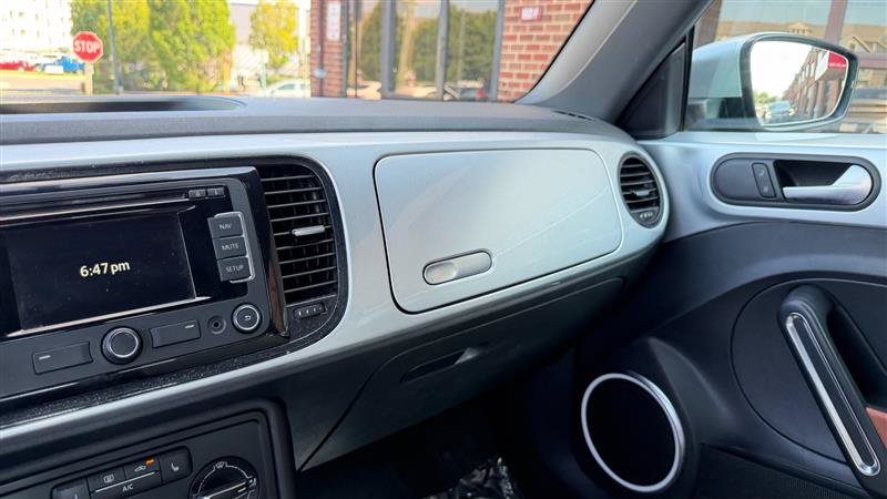 Used 2015 Volkswagen Beetle 1.8T Classic FWD image 27