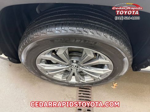 Used 2022 Toyota RAV4 XLE Premium image 6