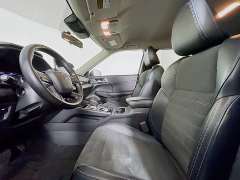 Used 2024 Mitsubishi Outlander SE image 13