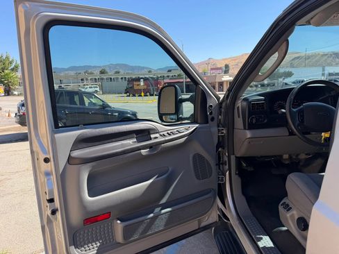 Used 2005 Ford Excursion XLS RWD image 9