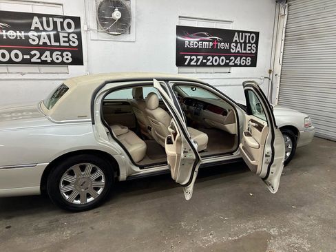 Used 2004 Lincoln Town Car Ultimate RWD image 25