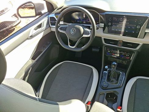 Certified 2025 Volkswagen Taos SE w/ Panoramic Sunroof Package image 14