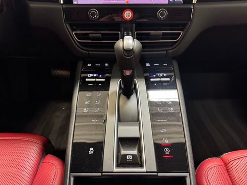Used 2025 Porsche Macan w/ Premium Package Plus AWD/4WD image 24