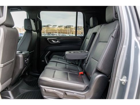 Used 2022 Chevrolet Suburban Z71 image 13