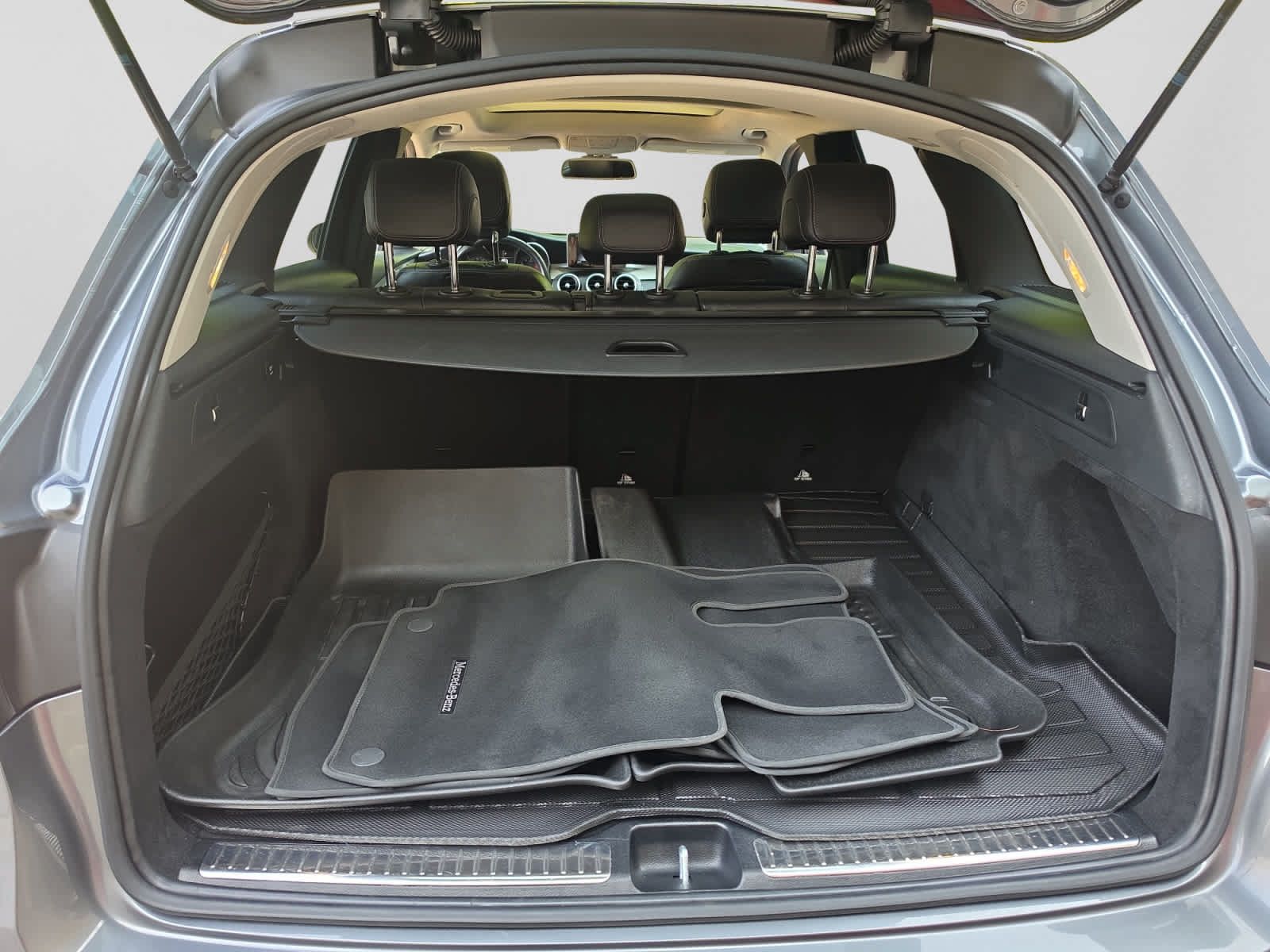 Used 2019 Mercedes-Benz GLC 300 4MATIC w/ Premium Package image 4
