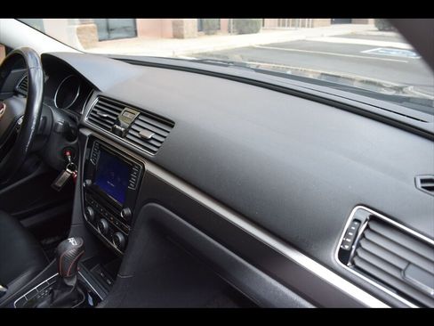 Used 2018 Volkswagen Passat 2.0T R-Line image 36