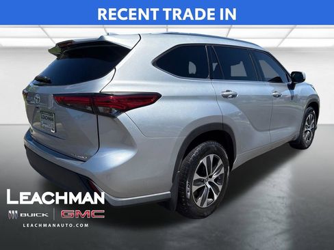 Used 2020 Toyota Highlander XLE AWD/4WD image 3