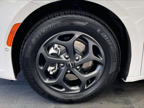 Used 2024 Chrysler Pacifica Limited FWD image 8