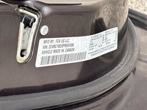 Used 2023 Chrysler Pacifica Touring-L FWD image 32