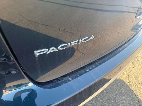 Used 2023 Chrysler Pacifica Touring-L image 12