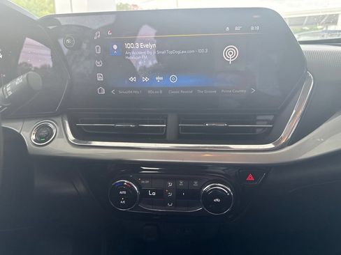 Used 2024 Chevrolet Trax LT FWD image 17