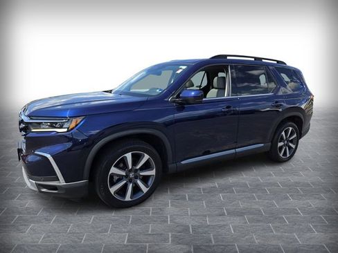 Used 2025 Honda Pilot Touring image 3
