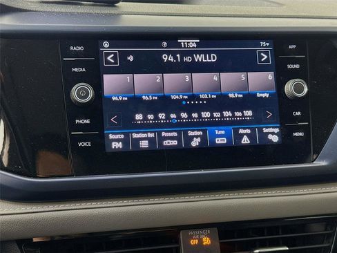 Used 2024 Volkswagen Taos SE w/ Panoramic Sunroof Package image 10