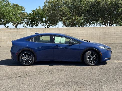 Used 2024 Toyota Prius XLE FWD image 2