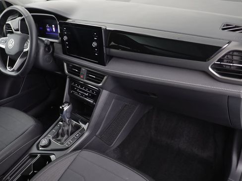Used 2025 Volkswagen Taos SE image 18