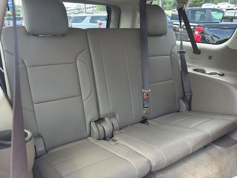 Used 2019 Chevrolet Suburban LT RWD image 17